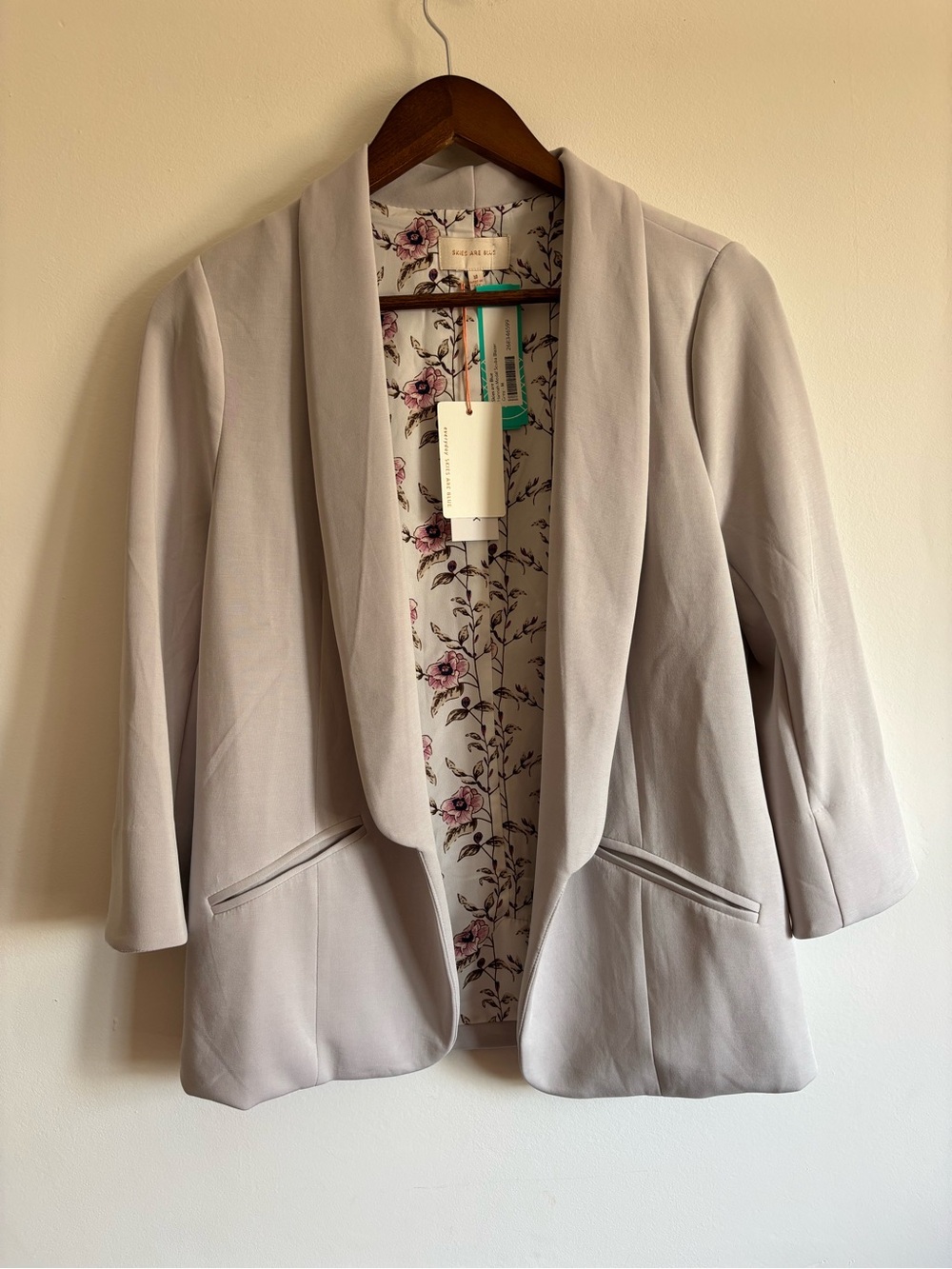 NWT Skies Are Blue Light Gray Open-Front Floral-Lined Blazer